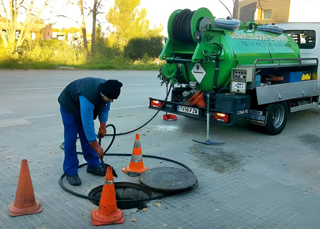 Técnico realizando desatasco de tubería en Barcelona